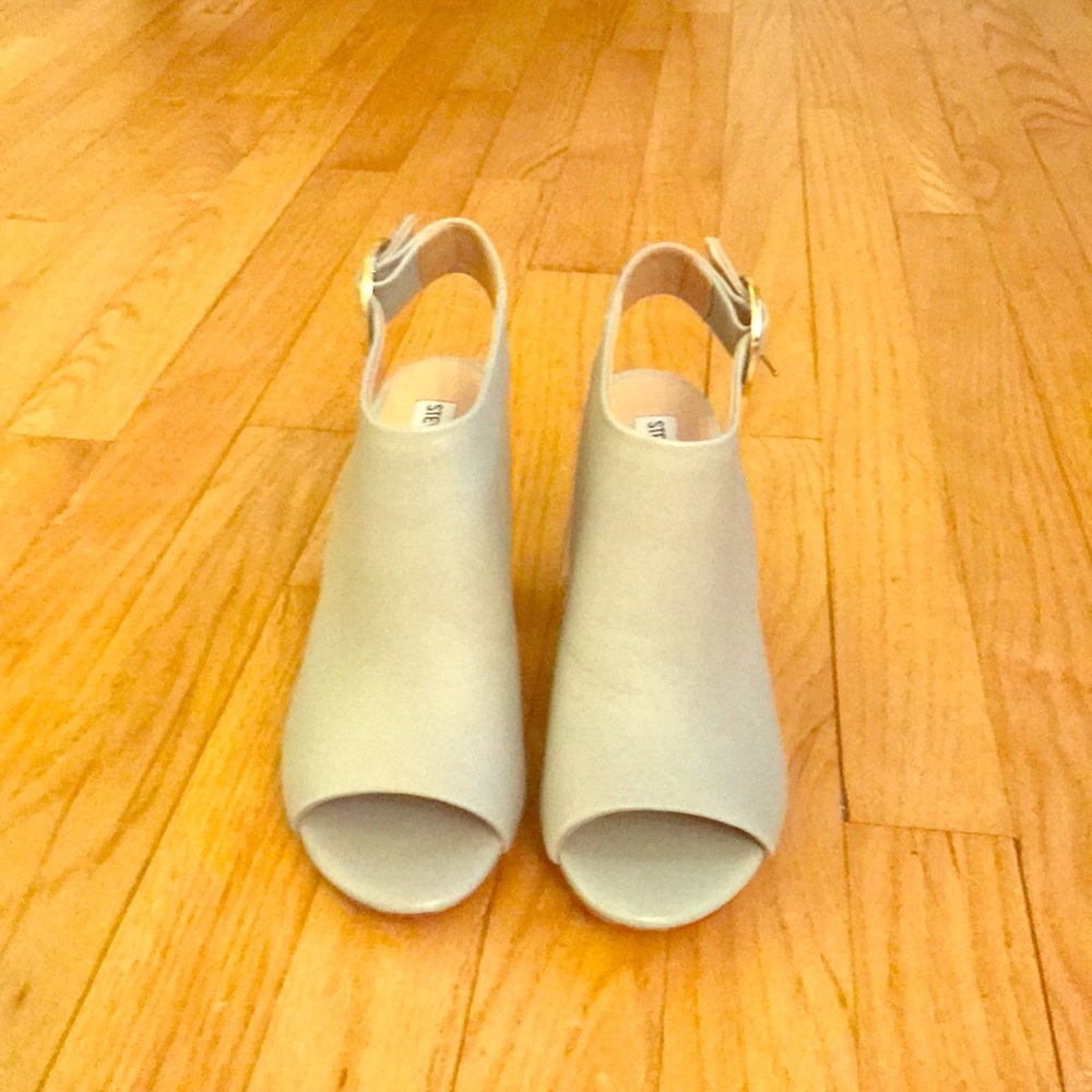 NWOT Steve Madden stone gray heels/sandals